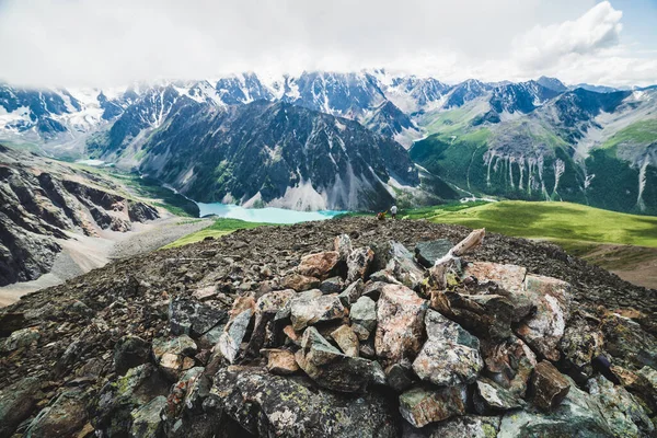 Mountaintop Tour Piek Met Uitzicht Schilderachtige Vallei Met Grote Prachtige — Stockfoto