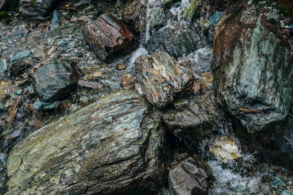 아름다운 돌무더기 산비탈을 흐르고 빛나는 돌들을 가까이 붙이고 자연의 배경에 — 스톡 사진