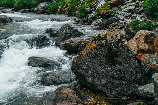 Maravilloso Paisaje Escénico Con Gran Piedra Musgosa Cerca Del Río — Foto de Stock