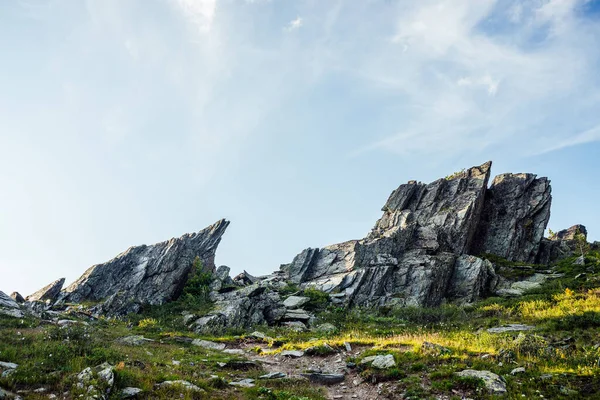 Paisaje Soleado Tierras Altas Con Piedras Afiladas Forma Inusual Impresionante — Foto de Stock