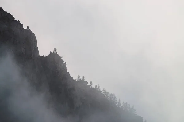 Gespenstisch Atmosphärischer Blick Auf Große Klippen Wolkenverhangenen Himmel Niedrige Wolken — Stockfoto