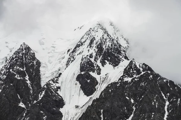 Atmosferik Minimalist Alp Manzarası Karlı Dağ Zirvesinde Asılı Devasa Bir — Stok fotoğraf