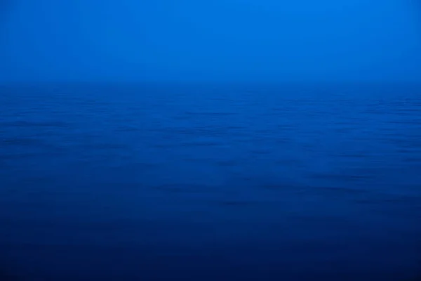 Вода Расплывается Фоне Природы Естественная Текстура Моря Синего Классического Цвета — стоковое фото