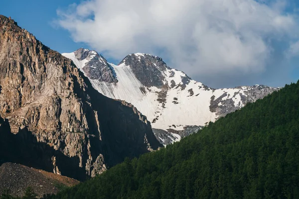 Geweldig Uitzicht Prachtige Gletsjer Achter Groene Bosheuvel Onder Gigantische Wolk — Stockfoto