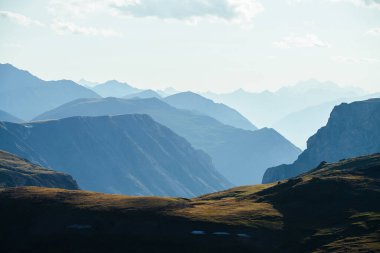 Derin vadinin arkasındaki büyük dağların muhteşem hava manzarası. Dev kayalıkları ve derin uçurumları olan manzaralı dağ manzarası. Uçurumu olan harika bir dağ manzarası. Büyük kayalar ve uçurumlar.