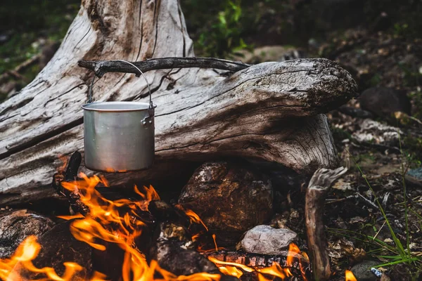 Chaleira Pendurada Sobre Fogo Cozinhar Comida Fogo Estado Selvagem Queimaduras — Fotografia de Stock