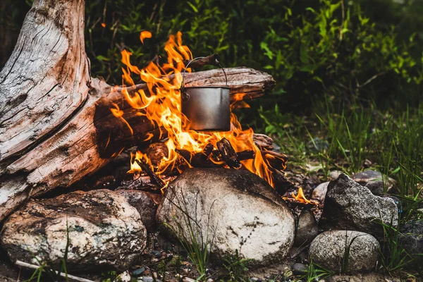 Chaleira Pendurada Sobre Fogo Cozinhar Comida Fogo Estado Selvagem Queimaduras — Fotografia de Stock