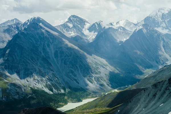 Geweldig Uitzicht Bergdal Met Meer Enorme Gletsjerbergen Onder Grijze Bewolkte — Stockfoto