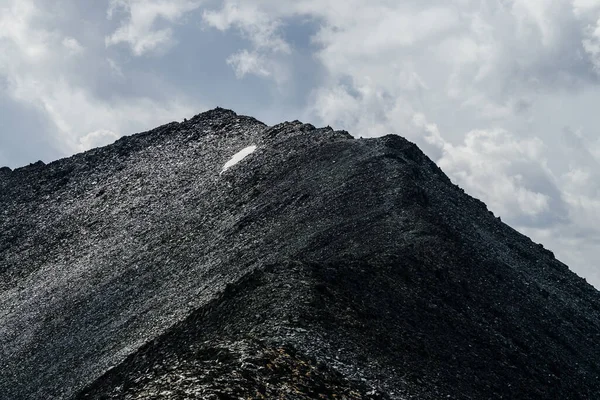 Impresionante Vista Roca Oscura Cielo Nublado Gris Paisaje Alpino Minimalista —  Fotos de Stock