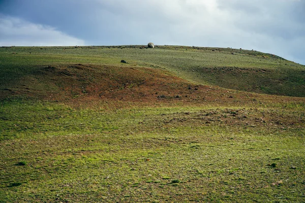 Красочный Горный Пейзаж Большим Камнем Солнечно Зеленой Вершине Холма Облачно — стоковое фото