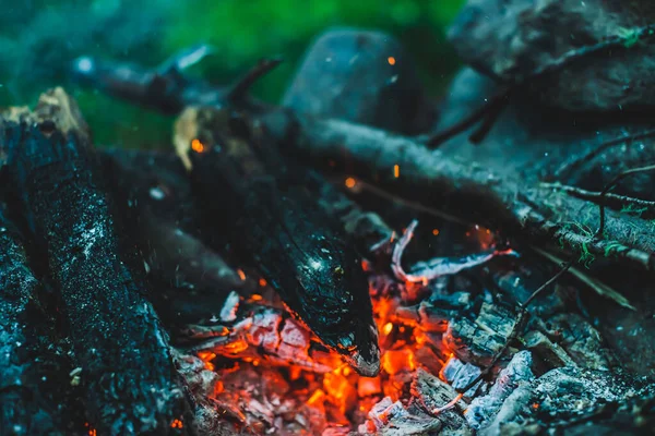 Levendige Smeulende Brandhout Verbrand Brand Close Sfeervolle Warme Achtergrond Met — Stockfoto