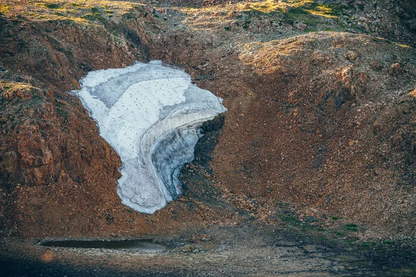 Petit Glacier Sur Une Colline Pierreuse Lump Snow Melts Rocky — Photo