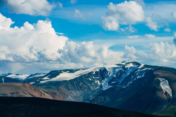 Atmosferyczny Alpejski Krajobraz Olbrzymimi Górami Lodowcami Olbrzymie Góry Lodowcowe Nad — Zdjęcie stockowe