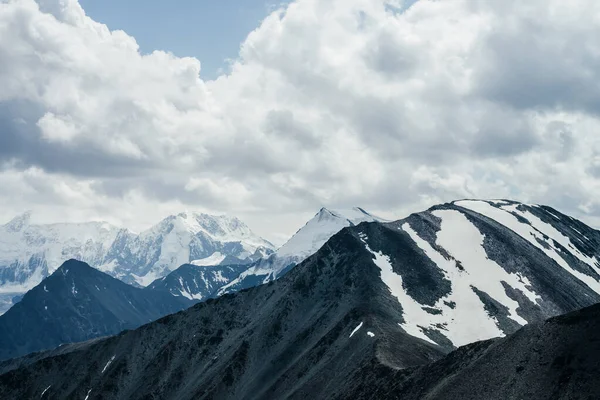 Огромный Пейзаж Красивыми Огромными Горами Пасмурную Погоду Прекрасная Снежная Гора — стоковое фото
