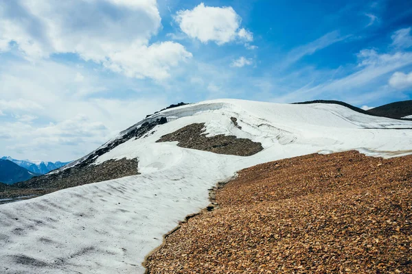 Maravillosa Vista Pequeño Glaciar Colina Pedregosa Bajo Cielo Azul Con —  Fotos de Stock