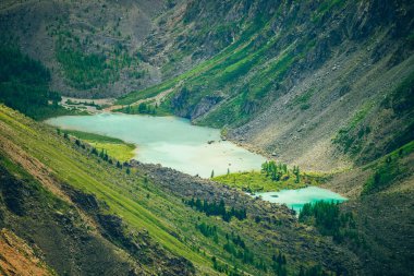 İki güzel dağ gölü, kozalaklı ormanı ve kayalık dağları olan havadan manzaralı bir vadi. İnanılmaz atmosferik dağlık arazi. Muhteşem muhteşem vahşi doğa manzarası..
