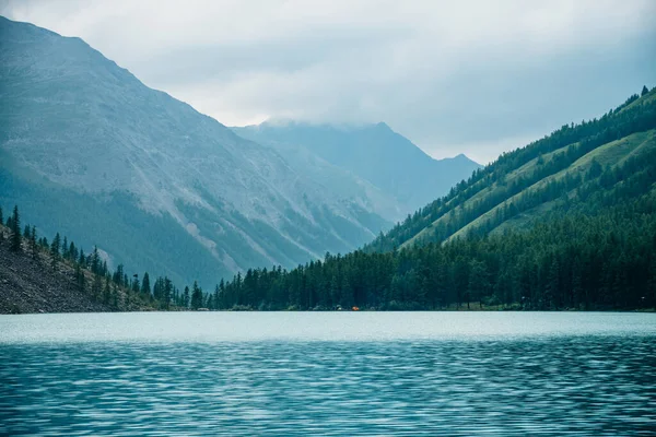 Vista Dramática Para Vasto Lago Montanha Entre Montanhas Gigantes Tempo — Fotografia de Stock