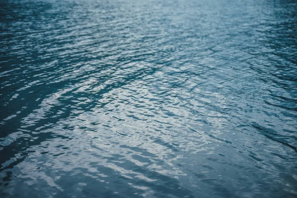 Textura Água Calma Roxa Lago Montanha Ondas Meditativas Superfície Água — Fotografia de Stock