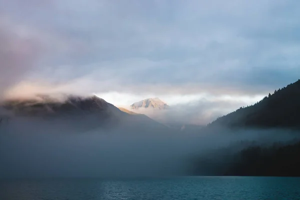 Piękne Górskie Jezioro Wśród Wielkich Gór Las Mgle Złotej Godzinie — Zdjęcie stockowe