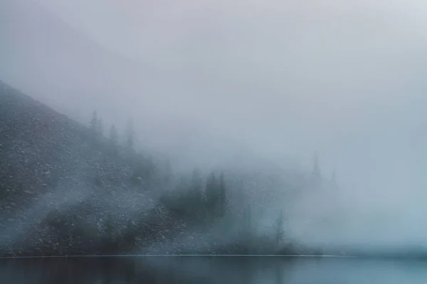 Gęsta Mgła Nad Spokojnym Górskim Jeziorem Spokojna Woda Kamieniste Strome — Zdjęcie stockowe