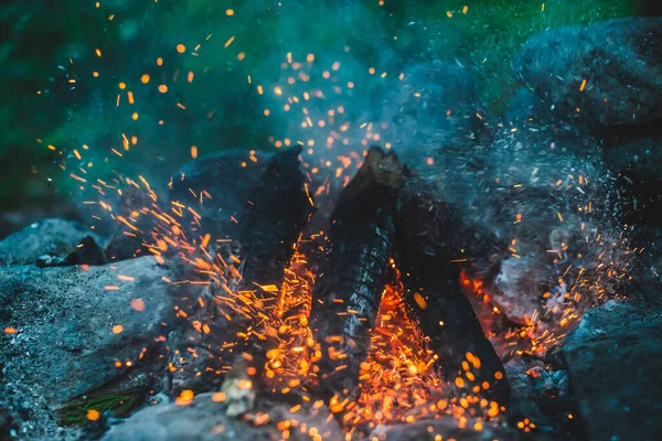 Lareiras Vívidas Queimadas Fogo Perto Fundo Atmosférico Com Chama Laranja — Fotografia de Stock