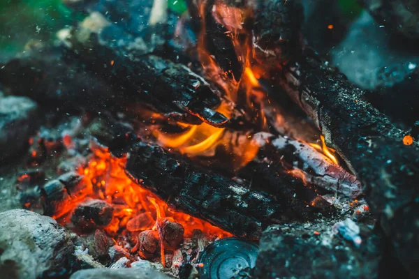 Lebhaft Glimmendes Feuerholz Brannte Großaufnahme Stimmungsvoller Hintergrund Mit Orangefarbener Flamme — Stockfoto