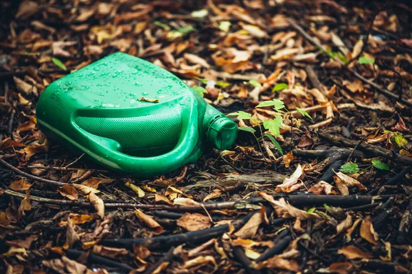 秋天森林里的塑料罐 到处都有毒物进入大自然 杰瑞坎停在落下来的橙叶中 被污染的土壤 环境污染 生态问题 随地扔垃圾 — 图库照片