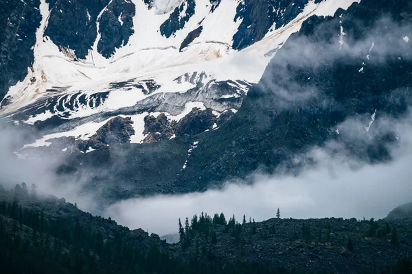 Bleak Dramatyczny Widok Gigantyczną Śnieżną Ścianę Górską Wśród Niskich Chmur — Zdjęcie stockowe