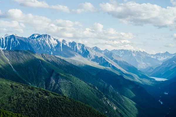 从空中俯瞰高山 冰川和绿林带高山湖泊和河流的山谷令人叹为观止 美丽的高山风景幅员辽阔 秀丽的高山美景 — 图库照片