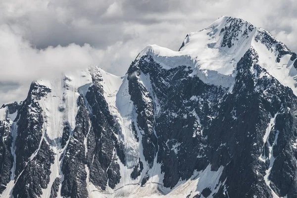 Paisaje Alpino Minimalista Atmosférico Con Glaciar Colgante Masivo Pico Montaña — Foto de Stock