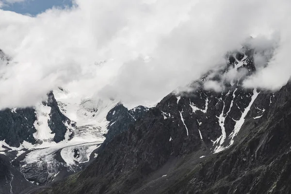 Atmosferik Alp Manzarası Dev Dağlarda Asılı Devasa Buzullar Dağ Yamacında — Stok fotoğraf