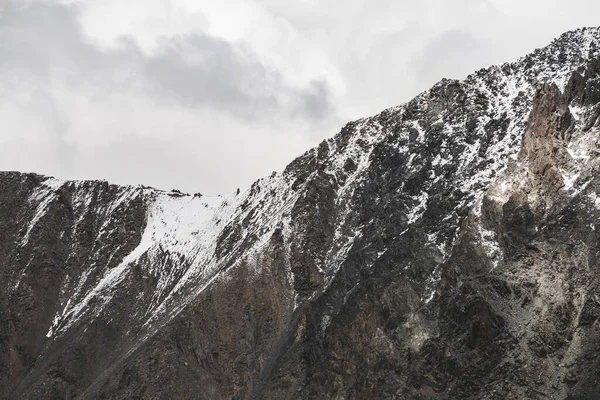 Paysage Alpin Minimaliste Atmosphérique Avec Pic Rocheux Enneigé Nuages Bas — Photo