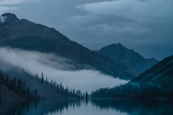 Nuvem Baixa Acima Lago Alpino Silhuetas Árvores Refletidas Lago Montanha — Fotografia de Stock