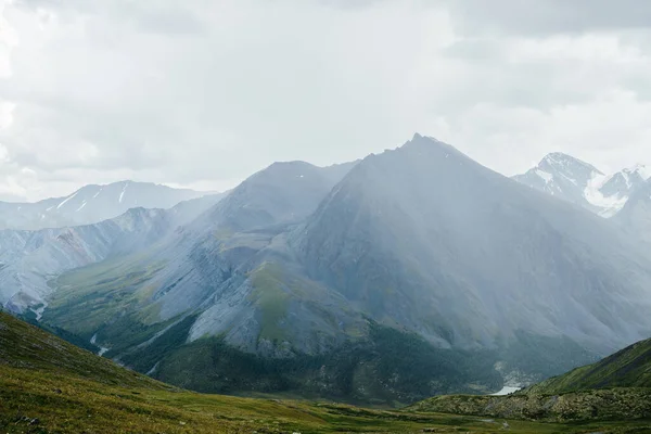 Sfeervol Alpine Uitzicht Van Pas Tot Grote Berg Met Scherpe — Stockfoto