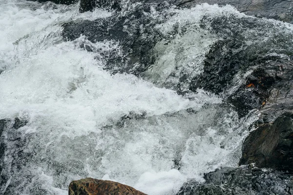 山の川の水のフリルの完全なフレームの自然背景 急流と山の小川の強力な水の流れ 山の小川の速い流れの自然なテクスチャの背景 ラピッドテクスチャを閉じる — ストック写真