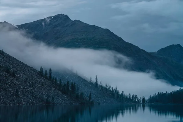 Lage Wolk Boven Highland Lake Silhouetten Van Bomen Een Heuvel — Stockfoto