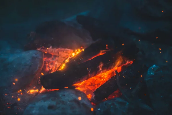 난로가 가까운 곳에서 태우고 있었다 배경에는 주황색 모닥불이 모닥불의 이미지 — 스톡 사진