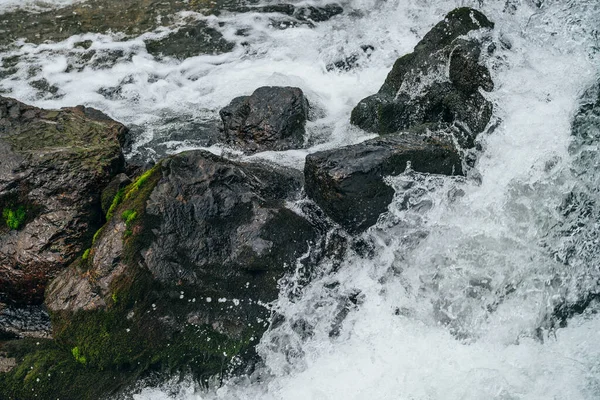 Stora Stenar Med Mossa Och Lavar Vattenbrynet Vid Fjällälven Kraftfull — Stockfoto