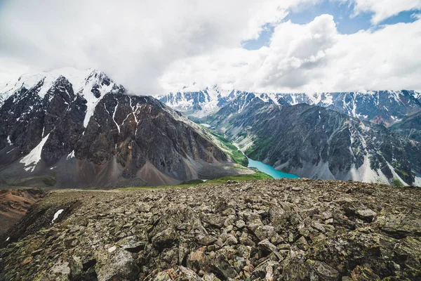 Espectacular Vista Pintoresco Valle Con Gran Lago Montaña Rodeado Gigantescas — Foto de Stock