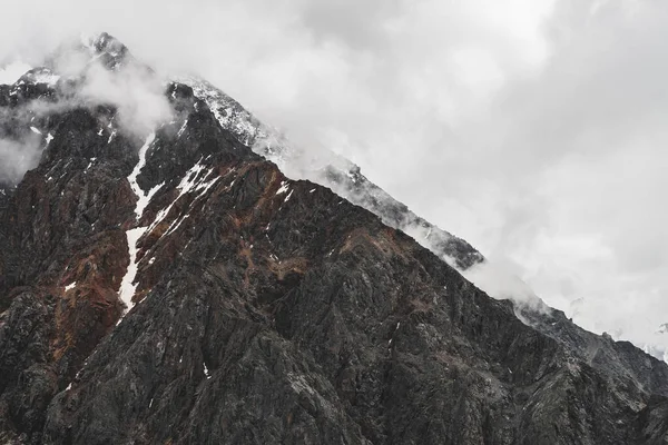 Атмосферный Минималистский Альпийский Ландшафт Висящим Ледником Снежной Скалистой Вершине Горы — стоковое фото