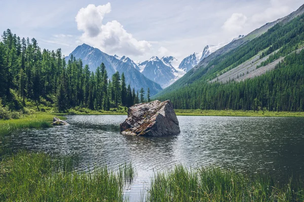 Meditative Θέα Στην Όμορφη Λίμνη Πέτρα Στην Κοιλάδα Χιονισμένα Βουνά — Φωτογραφία Αρχείου
