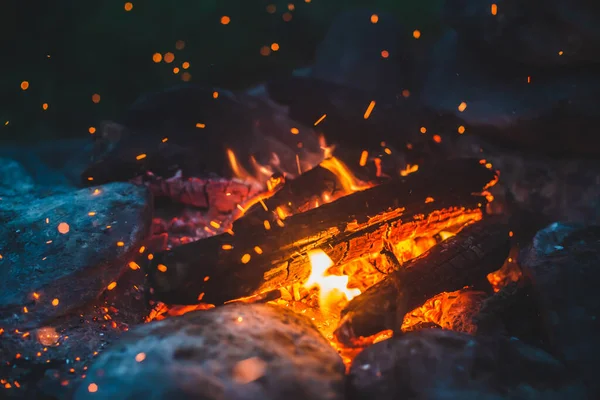 Lebhaft Glimmendes Feuerholz Brannte Großaufnahme Stimmungsvoller Hintergrund Mit Orangefarbener Flamme — Stockfoto