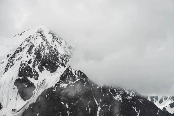 Paysage Alpin Minimaliste Atmosphérique Avec Glacier Suspendu Massif Sur Sommet — Photo