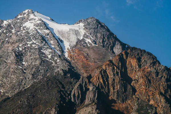 Geweldig Uitzicht Prachtige Bruine Rots Met Sneeuw Onder Helderblauwe Hemel — Stockfoto