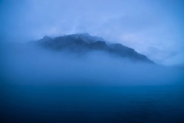 Paysage Minimal Tranquille Avec Une Grande Montagne Rocheuse Milieu Eau — Photo