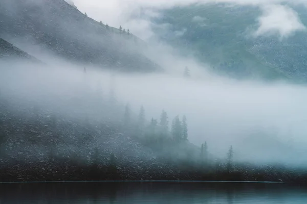 Nevoeiro Denso Acima Tranquilo Lago Montanha Água Calma Encosta Íngreme — Fotografia de Stock