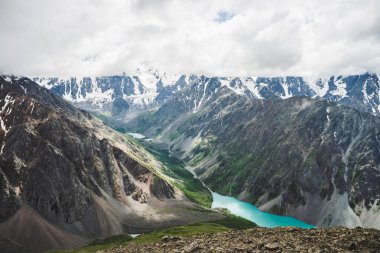 Devasa karlı sıradağlar ve buzullarla çevrili güzel dağ gölü manzaralı vadiye muhteşem bir manzara. İnanılmaz atmosferik dağlık arazi. Muhteşem muhteşem vahşi doğa manzarası..
