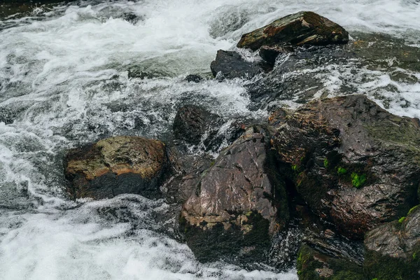 Stora Stenar Med Mossa Och Lavar Vattenbrynet Vid Fjällälven Kraftfull — Stockfoto