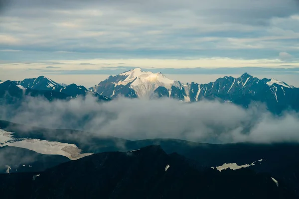 Atmosférická Alpská Krajina Velkými Zasněženými Horami Mezi Nízkými Mraky Zlaté — Stock fotografie