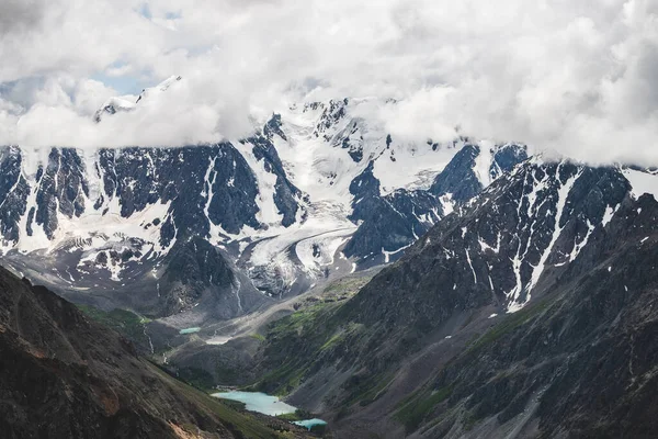 Paisagem Alpina Atmosférica Com Geleira Pendurada Maciça Rochas Gigantes Vale — Fotografia de Stock